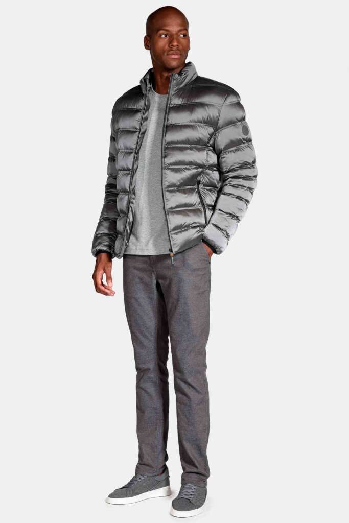 Homem usando jaqueta acolchoada cinza e calça