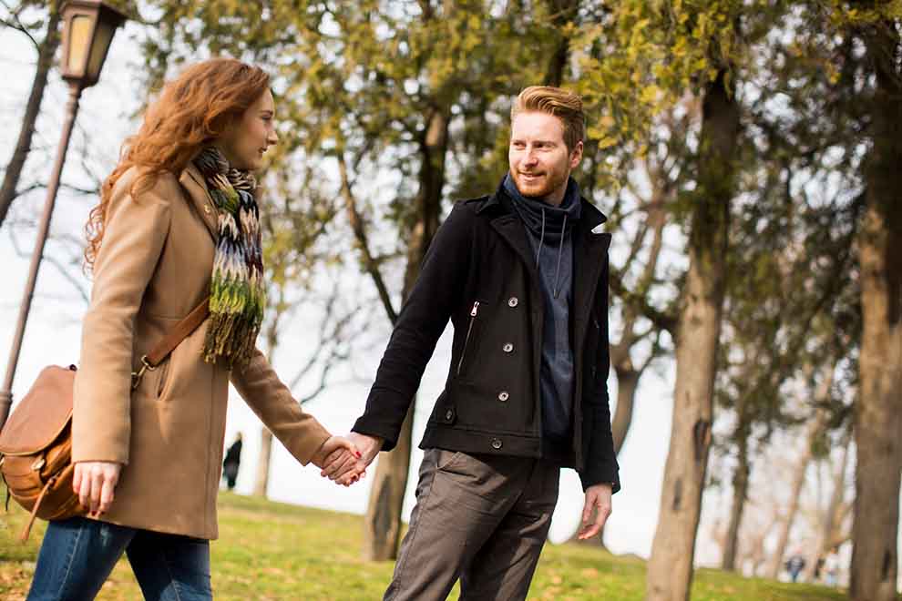 passeio ao ar livre Casal caminhando em parque durante o outono.