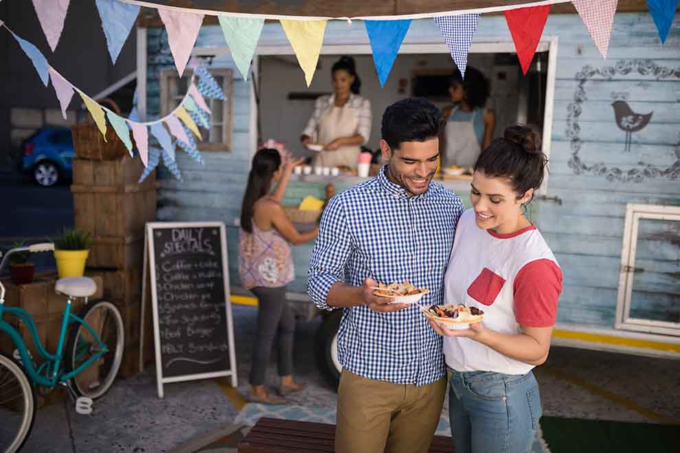 food truck Casal feliz degustando comida em food truck