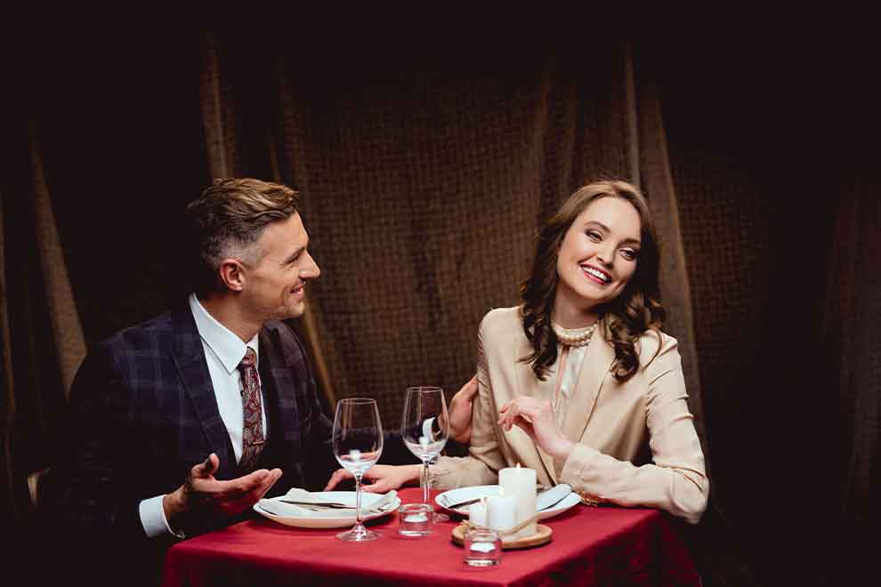 jantar no restaurante Casal jantando em um ambiente romântico