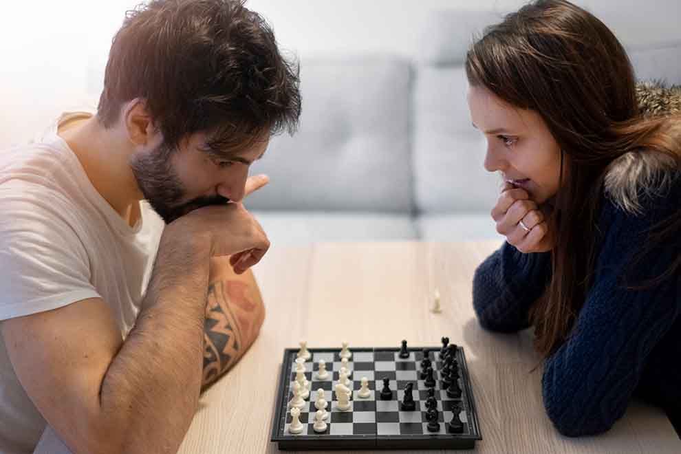 jogos de tabuleiro Casal jogando xadrez concentrados