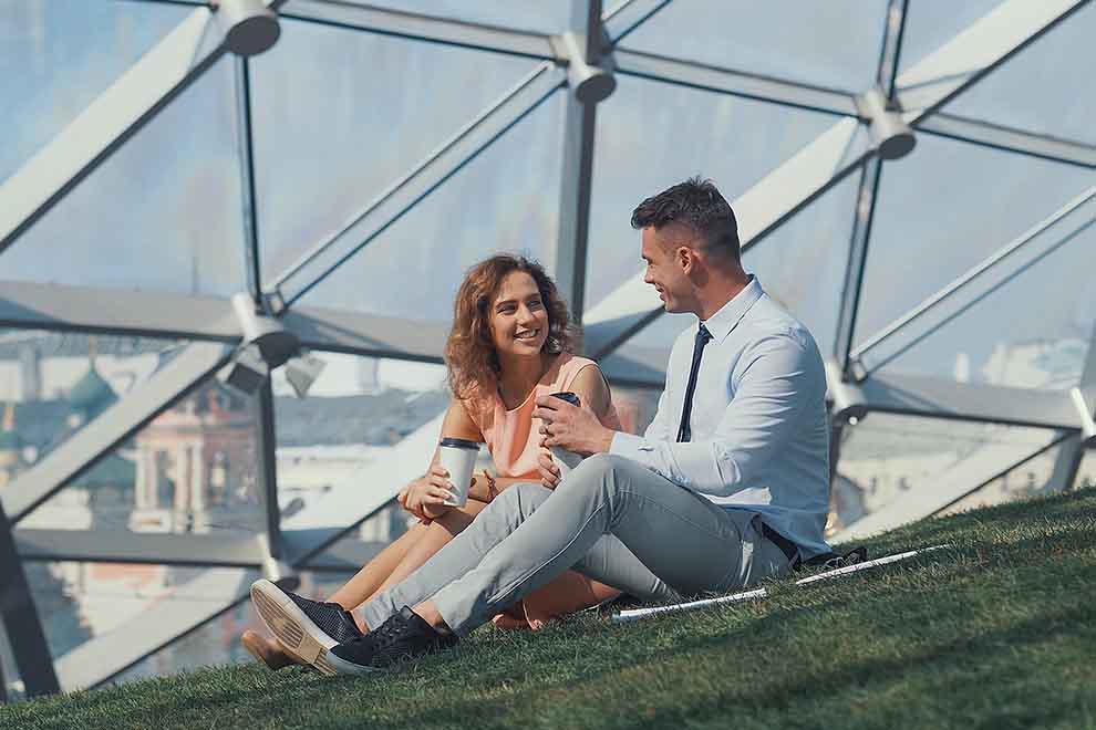 planetario Casal sorrindo enquanto toma café ao ar livre