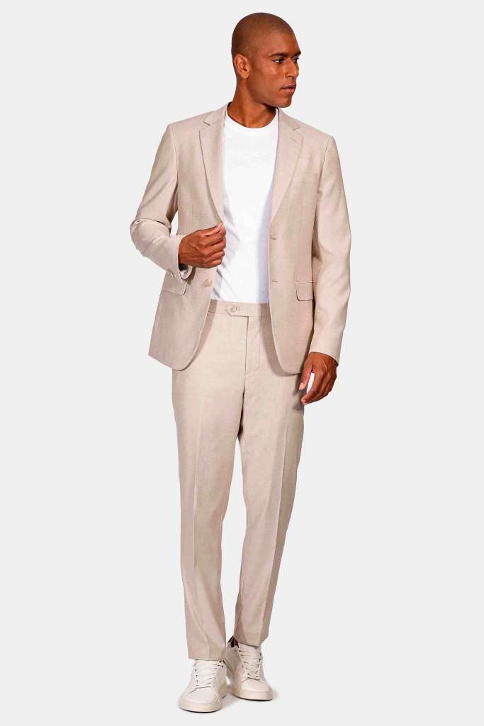 modelo masculino usando um tenro bege em um fundo branco 