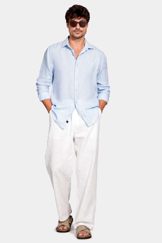 modelo masculino usando uma camisa de linho junto de uma calça de linho em um fundo branco 