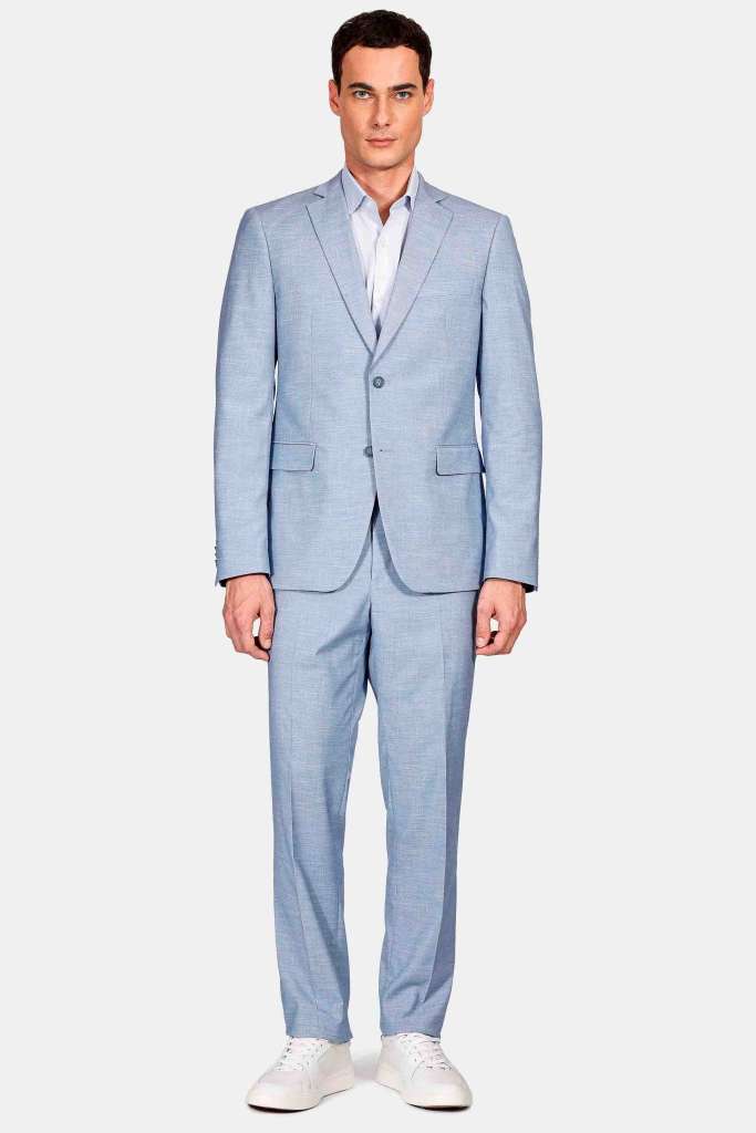 modelo masculino usando um terno azul claro em um fundo claro 