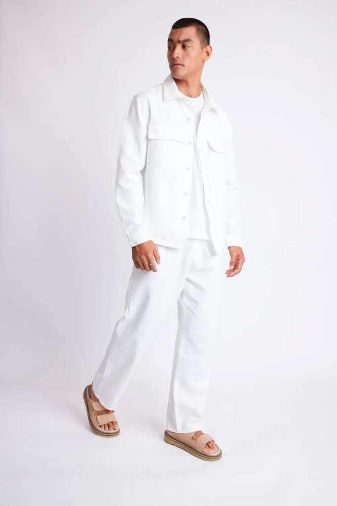 modelo masculino usando um look all white em um fundo branco 