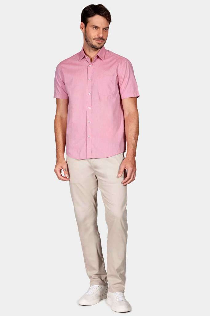 modelo masculino usando uma camisa vermelha e uma calça bege chino em um fundo branco 