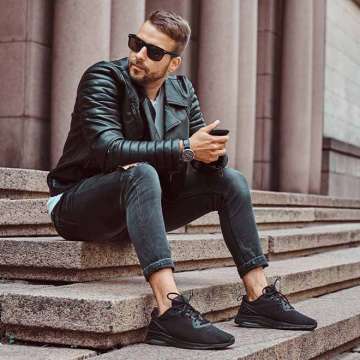 10 looks com tênis preto masculino para elevar seu estilo com atitude